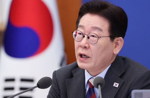 李 “주유소 휘발유값 폭등…돈 마귀라지만 심해”