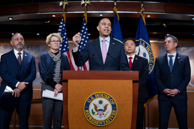 하킴 제프리스(민주·뉴욕) 미국민주당 하원 원내대표가 4일 동료 의원들과 함께 미국의 이란에 대한 군사공격 ‘장대한 분노’의 중단을 촉구하는 기자회견을 하고 있다. AP 연합뉴스