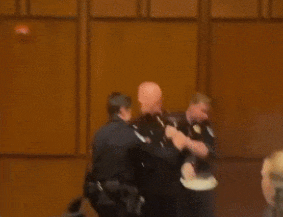 네이비씰 출신 상원의원, 전쟁 항의하던 전직 해병대원 끌어내다 팔 부러뜨려 논란 (영상)