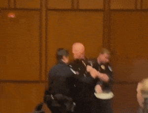 네이비씰 출신 상원의원, 전쟁 항의하던 전직 해병대원 끌어내다 팔 부러뜨려 논란 (영상)