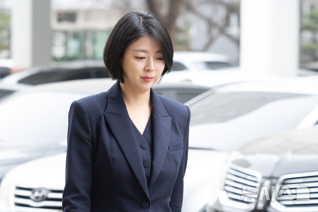배현진 국민의힘 의원이 26일 오후 서울 양천구 서울남부지방법원에서 열린 국민의힘 당원권 1년 정지 징계 효력정지 가처분 신청 첫 심문기일에 출석하고 있다. 뉴시스