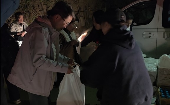 4일(현지시간) 새벽 1시간 조금 넘은 시각 이집트 수도 카이로의 외국인 밀집 거주 지역인 마디의 빅토리아 광장 인근에 전쟁의 포화를 피해 국경을 넘은 이스라엘 체류 국민과 동포, 단체관광객 등이 도착해 주이집트한국대사관이 마련한 도시락을 받아 들고 있다. 연합뉴스