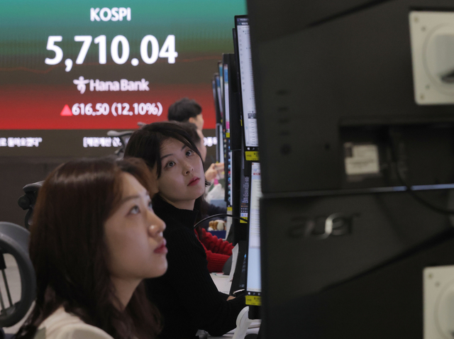 5일 오전 서울 중구 하나은행 본점 딜링룸에서 딜러들이 업무를 보고 있다. 연합뉴스