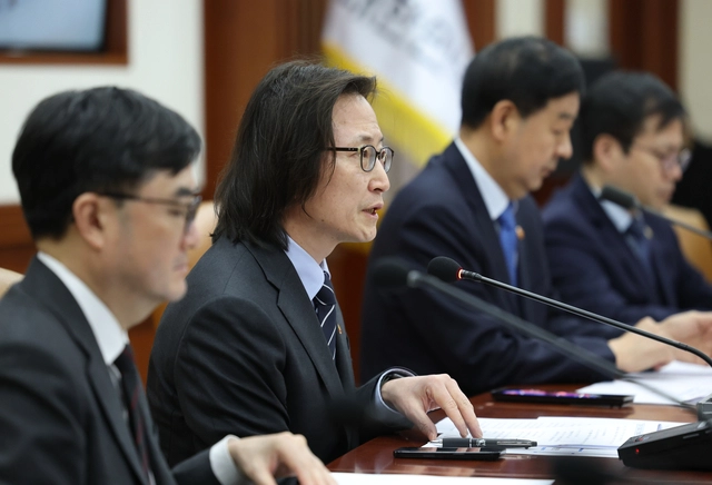 주병기 공정거래위원장이 5일 정부서울청사에서 열린 민생물가 특별관리 관계장관 TF 회의에서 발언하고 있다.  연합뉴스