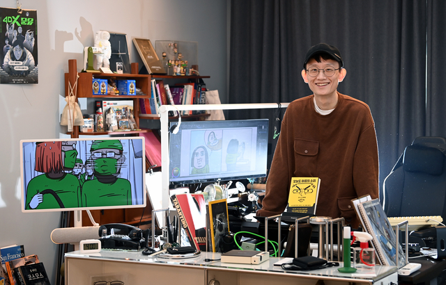 지난달 11일 오전 서울 종로구에 위치한 작업실에서 데뷔 20주년을 맞은 조석 작가와 만났다. ‘마음의 소리’ 연재로부터 20년, 꾸준함과 도전의 연속이었던 만화가 생활을 그는 “우하향 그래프”라고 표현했다.  윤성호 기자