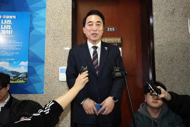 박수현 더불어민주당 수석대변인은 5일 국회에서 충남지사 출마를 위해 수석대변인직을 사퇴한다고 밝히고 있다. 연합뉴스