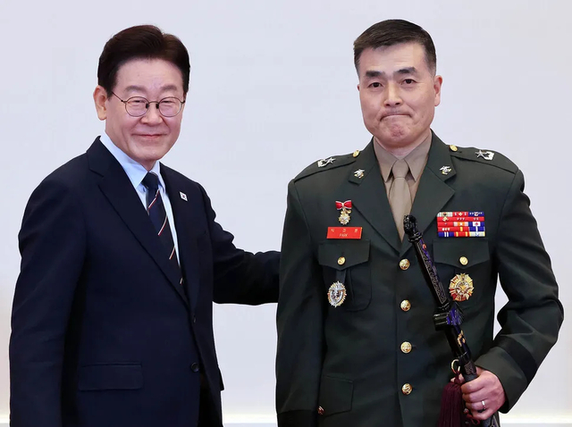 이재명 대통령이 6일 오후 청와대 영빈관에서 열린 2026년 준장 진급 장성 삼정검 수여식에서 박정훈 국방부 조사본부장 직무대리에게 삼정검을 수여한 후 격려하고 있다. 청와대사진기자단