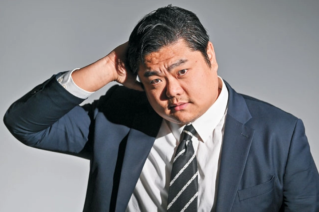 드라마에서 건달 역할을 많이 해온 임태용 씨가 포즈를 취하고 있다.
