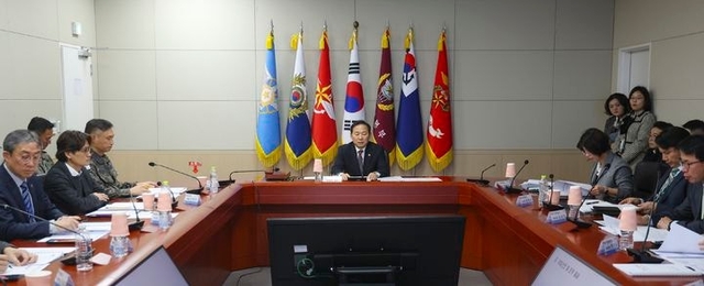 국방부는 6일 오후 2시 이두희 차관 주관으로 국방데이터·인공지능위원회를 개최하고, 국방데이터 활용 및 AI 민·군 협력 생태계 조성을 위한 다양한 추진계획을 논의했다. 국방부 제공