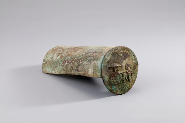 당나라 때의 청동 양각 마차문 수막새. 중국 건축사에서 기와의 쓰임새를 헤아리게 해 준다.