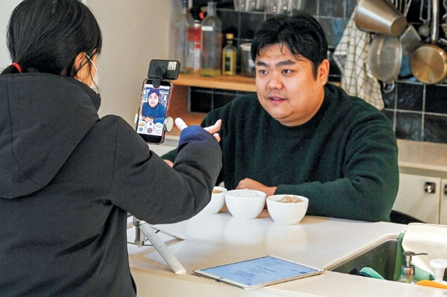 임태용 씨가 서울 시내 한 스튜디오에서 바이럴 광고 영상을 촬영하고 있다.
