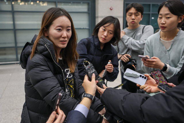 5일 주이란대사관 직원이 인천국제공항 제2여객터미널을 통해 입국하며 취재진 질문에 답하고 있다. 연합뉴스