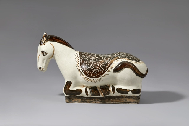 송대의 자주요(磁州窯) 마형 베개. 말이 다리를 굽히고 앉은 자세로 표현된 자기 유물이다.