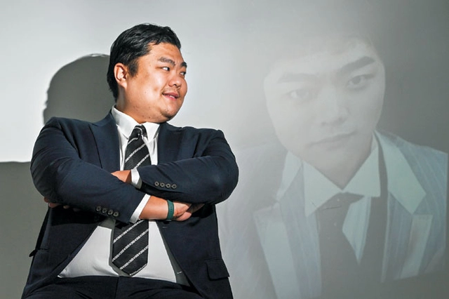 임태용 씨가 15년 전 사진을 바라보며 미소짓고 있다.