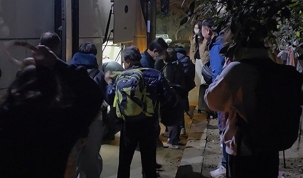 4일(현지시간) 새벽 이집트 수도 카이로의 외국인 밀집 거주 지역인 마디의 빅토리아 광장 인근에 전쟁의 포화를 피해 국경을 넘은 이스라엘 체류 국민과 동포, 단체관광객 등이 도착해 버스에서 짐을 찾고 있다. 연합뉴스