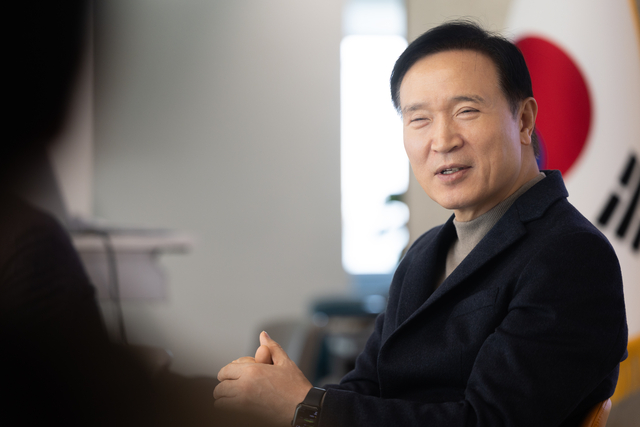 임태희 경기도교육감이 지난달 23일 경기 수원시 영통구 일원 경기도교육청 남부청사에서 열린 ‘신규 장학관 연수’에서 담소를 나누고 있다. 경기도교육청 제공