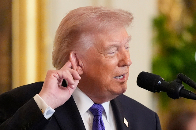 도널드 트럼프 미국 대통령이 백악관에서 열린 명예훈장 수여식에서 발언하며 자신의 귀를 만지고 있다. AP통신 뉴시스
