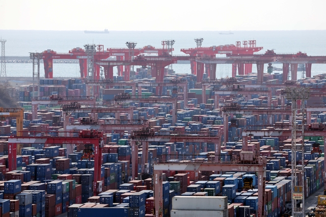 지난 2월 23일 부산 남구 신선대 부두 야적장에 수출입 컨테이너가 쌓여 있다. 뉴시스