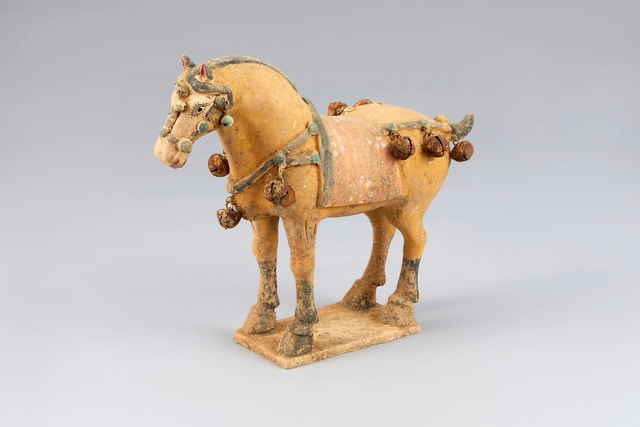 당나라 시대의  마용(馬俑). 몸통은 갈색, 갈기는 백색, 안장은 삼색이 고루 시유된 당삼채(唐三彩)이다.  살아있는 말을 대신하여 무덤에 부장하기 위해 만든 도용으로, 당나라의 사후 세계관을 반영한다. 다보성 제공