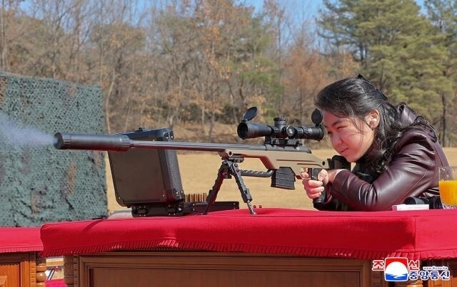 김정은 국무위원장이 27일 주요간부들에게 저격수보총을 선물하고 사격장에서 저격무기 사격을 한 가운데 김위원장의 딸 주애가 저격총을 조준한 모습을 이례적으로 공개했다. 조선중앙통신이 28일 보도했다. 조선중앙통신 연합뉴스