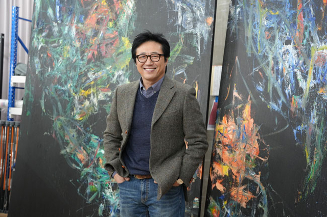 ‘믿고 보는 연기 장인’ 박신양이 배우에서 화가로 변신했다. 6일부터 서울 세종문화회관에서 개인전 ‘박신양의 전시쇼-제4의 벽’을 선보이는 그는 이날 화가로서의 사유와 성장 과정을 담은 에세이 ‘감정의 발견’도 펴냈다.  민음사 제공