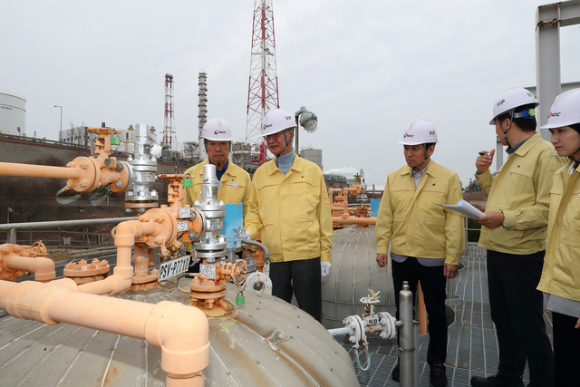 손주석(왼쪽 두 번째) 한국석유공사 사장이 6일 울산 석유비축기지 현장을 방문해 석유수급 위기상황에 대비한 비축유 방출 대비 태세를 점검하고 있다. 한국석유공사 제공