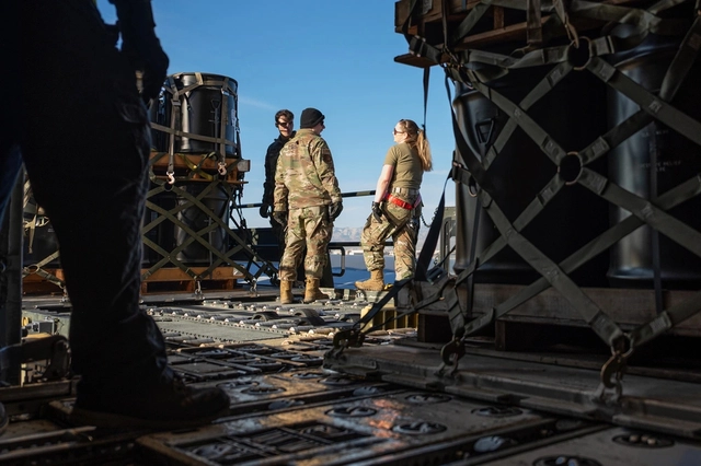 미 공군 요원들이 지난해 12월16일 미국 네바다주 넬리스 공군기지에서 보잉 747기를 이용해 오산 미공군기지에서 수송해온  레이저유도폭탄 제작용 페이브웨이 유도키트 탑재 상자 하역 작업을 벌이고 있다. 미 공군 홈페이지 캡처