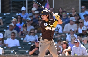 SD 유격수 첫 출전 송성문, MLB 시범경기서 홈런 ‘쾅’