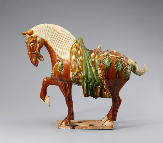 청색, 갈색, 녹색의 유약을 시유한 당삼채(唐三彩) 마용(馬俑).