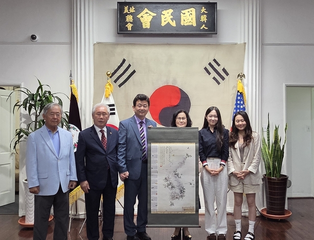 2025년 10월 반크·대한인국민회 기념재단 업무협약(MOU) 참석자들이 기념촬영하고 있다. 반크 제공.jpg