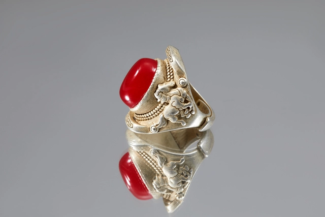 청나라 때의 장기족문 말 반지. 붉은색 보석이 박힌 은반지로, 안쪽 면 명문을 통해 장씨 성의 제작자가 만든 것을 알 수 있다.