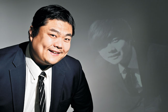 임태용 씨가 15년 전 사진 옆에서 같은 포즈를 취하며 웃고 있다.
