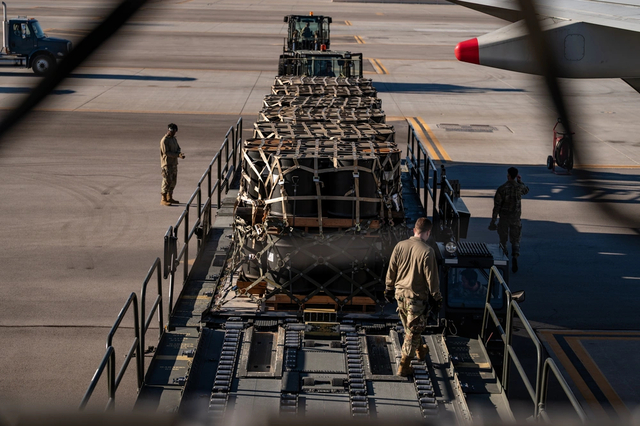 미 공군이 지난해 12월16일 미국 네바다주 넬리스 공군기지에서 보잉 747기를 이용해 오산 미공군기지에서 수송한  레이저유도폭탄 제작용 페이브웨이 유도키트 탑재 상자 하역 작업을 벌이고 있다. 미 공군 홈페이지 캡처