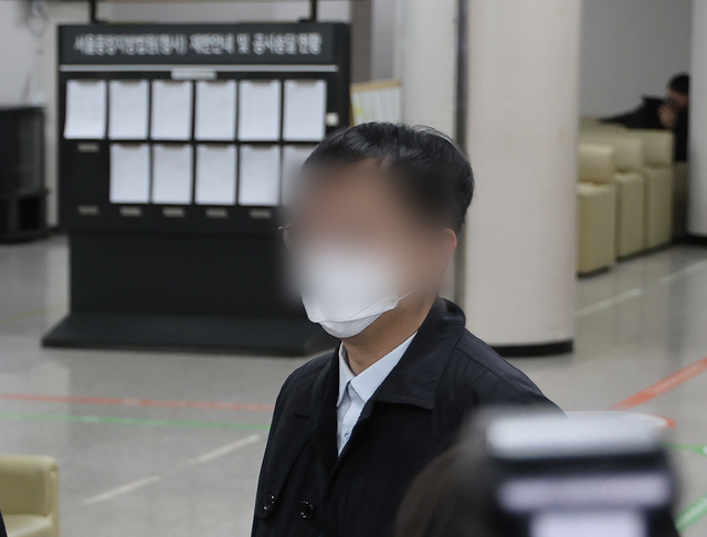 북한에 무인기를 날려 남북 간 긴장 관계를 조성한 혐의를 받는 30대 대학원생 오모 씨가 지난달 26일 구속 전 피의자 심문(영장실질심사)을 받기 위해 서울 서초구 서울중앙지법으로 들어서고 있다. 연합뉴스