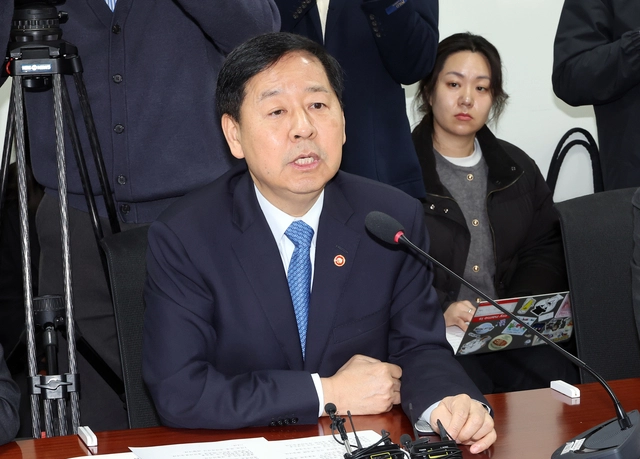 구윤철 부총리 겸 재정경제부 장관이 6일 국회 의원회관에서 열린 중동 상황 관련 경제 분야 대응방향 당정실무협의회에서 인사말을 하고 있다. 연합뉴스