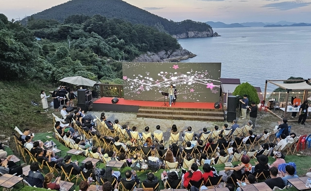 ‘영화의 섬’인 경남 통영 추도에서 지난해 진행된 제2회 추도 섬 영화제. 경남도청 제공