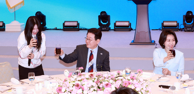 이재명 대통령이 5일 청와대 영빈관에서 열린 밀라노-코르티나 동계올림픽 선수단 격려 오찬에서 쇼트트랙 김길리 선수와 건배하고 있다. 연합뉴스