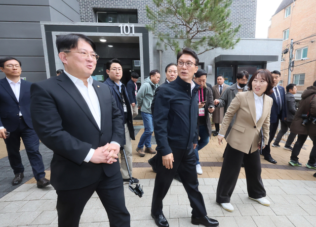 김민석 국무총리가 6일 서울 관악구 관악봉천 청년 공공임대주택(행복주택)을 살펴보고 있다. 연합뉴스