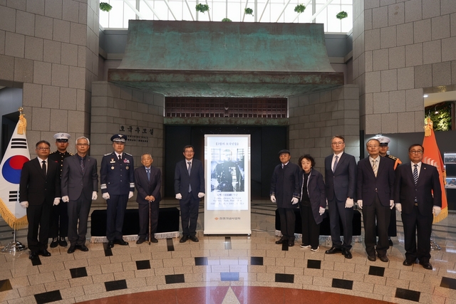 지난 5일 서울 용산 전쟁기념관에서 열린 노백린 장군 현양행사에서 주요 인사들이 기념촬영하고 있다. 왼쪽부터 송우범 공군역사기록관리단장 직무대행, 양동학 전쟁기념사업회 총장,  이형재(공군 준장) 합동참모본부 전력기획처장, 박유철 백범김구선생기념사업협회장, 백승주 전쟁기념사업회장, 노백린 장군 손자 노영탁 씨 부부, 이승우 서울지방보훈청장, 김희곤 국립대한민국임시정부기념관장, 임민성 광복회 용산구지회장. 전쟁기념사업회 제공