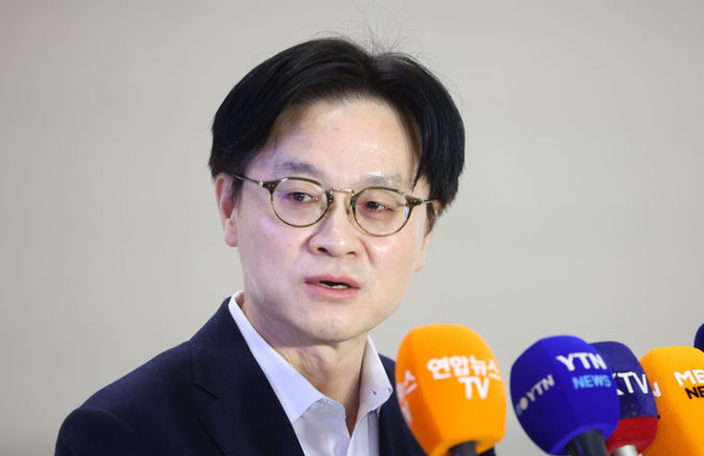 김정관 산업통상부 장관이 지난 5일 캐나다 LG에너지솔루션 배터리 공장 준공식 참석을 위해 출국하며 인천공항에서 취재진 질문에 답하고 있다. 뉴시스