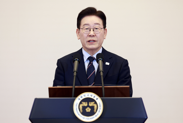 이재명 대통령이 6일 청와대 영빈관에서 열린 2026년 준장 진급 장성 삼정검 수여식에서 격려사를 하고 있다. 연합뉴스