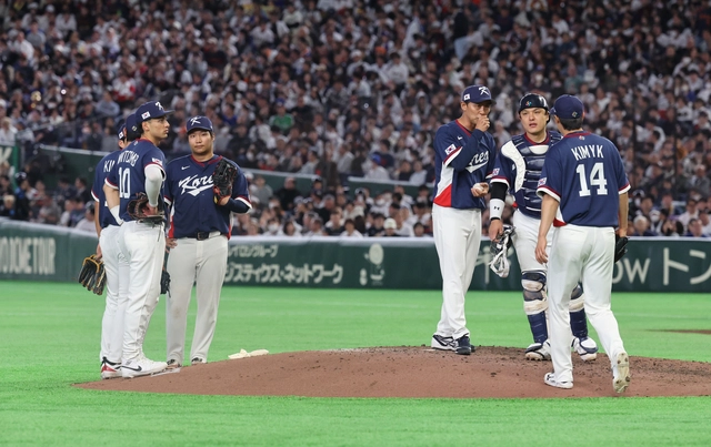 7일 일본 도쿄돔에서 열린 2026 월드베이스볼클래식(WBC) 조별리그 C조 2차전 대한민국과 일본의 경기. 7회말 2사 1, 2루 한국 김영규가 박영현과 교체되고 있다. 연합뉴스
