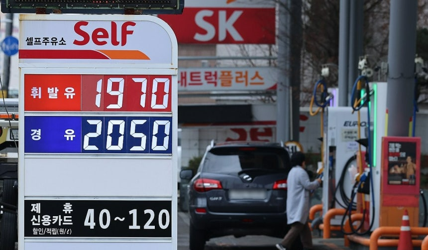 ‘경유>휘발유’ 역전…화물차주 “월 수입 120만 줄어”