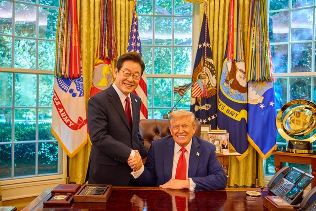 이재명 대통령이 25일(현지시간) 미국 워싱턴DC 백악관 오벌오피스에서 열린 한미 정상회담뒤 도널드 트럼프 미국 대통령과 악수하며 미소짓고 있다. 연합뉴스