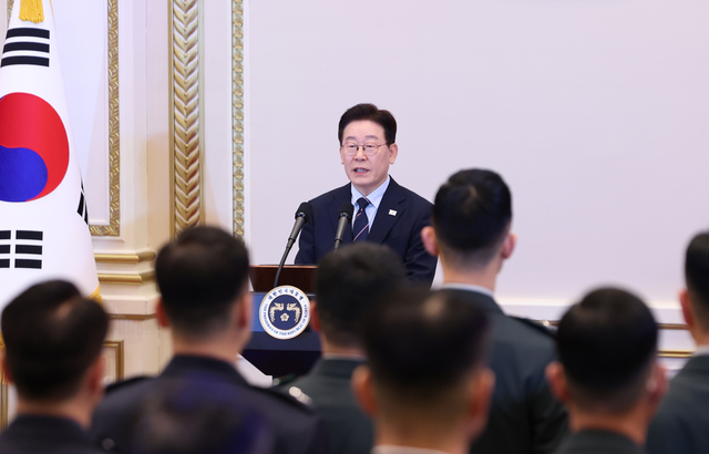 이재명 대통령이 6일 청와대 영빈관에서 열린 2026년 준장 진급 장성 삼정검 수여식에서 격려사를 하고 있다. 연합뉴스
