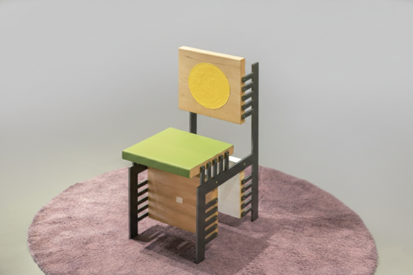 김동희의 ‘마음을 꽉 잡아주는 의자(INTO me chair)’, 나무와 가죽, 철 등 사용.