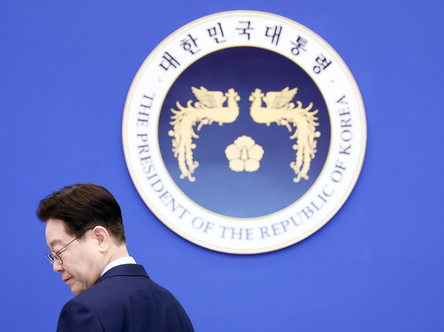 이재명 대통령이 6일 청와대에서 열린 수석보좌관회의에 입장하고 있다. 뉴시스