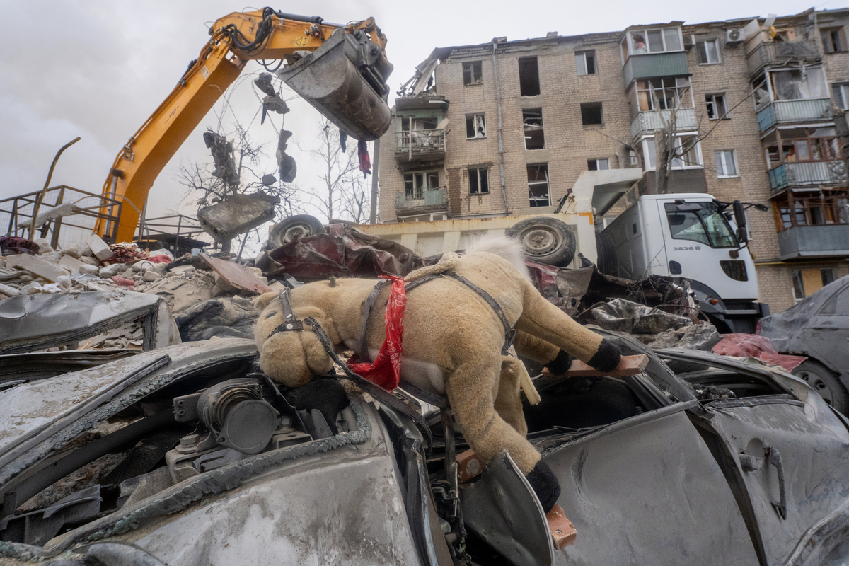 멈춰선 종전협상, 러 공세 속 우크라 민간인 9명 숨져
