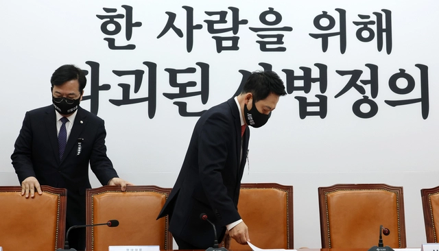 장동혁 국민의힘 대표와 송언석 원내대표가 5일 국회에서 열린 최고위원회의에 ‘사법독립’ ‘헌법수호’ 문구의 검은 마스크를 착용한 채 입장하고 있다. 최고위를 앞두고 국민의힘은 백드롭(뒷배경)을 ‘한 사람을 위해 파괴된 사법정의’라는 문구로 교체했다. 연합뉴스