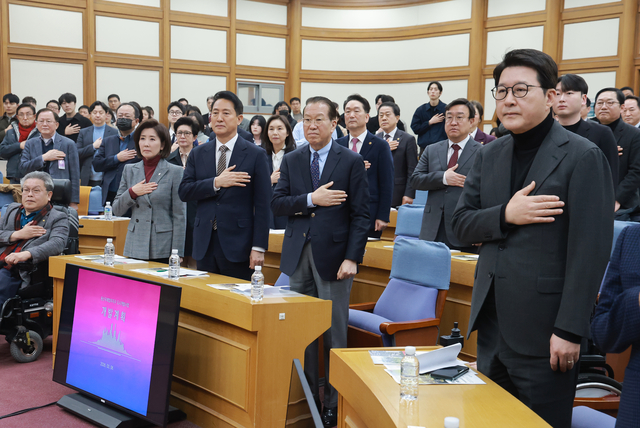 권영세 국민의힘 의원이 6일 국회 의원회관에서 권 의원과 서울시가 연 용산국제업무지구 관련 정책 토론회에 참석해 국민의힘 신동욱 최고위원, 나경원 의원, 오세훈 서울시장 등 참석자와 국기에 경례하고 있다. 유력한 서울시장 야권 후보로 꼽히던 이들은 모두 후보자 공천 접수 마감일인 8일까지 후보 등록을 하지 않았다. 연합뉴스